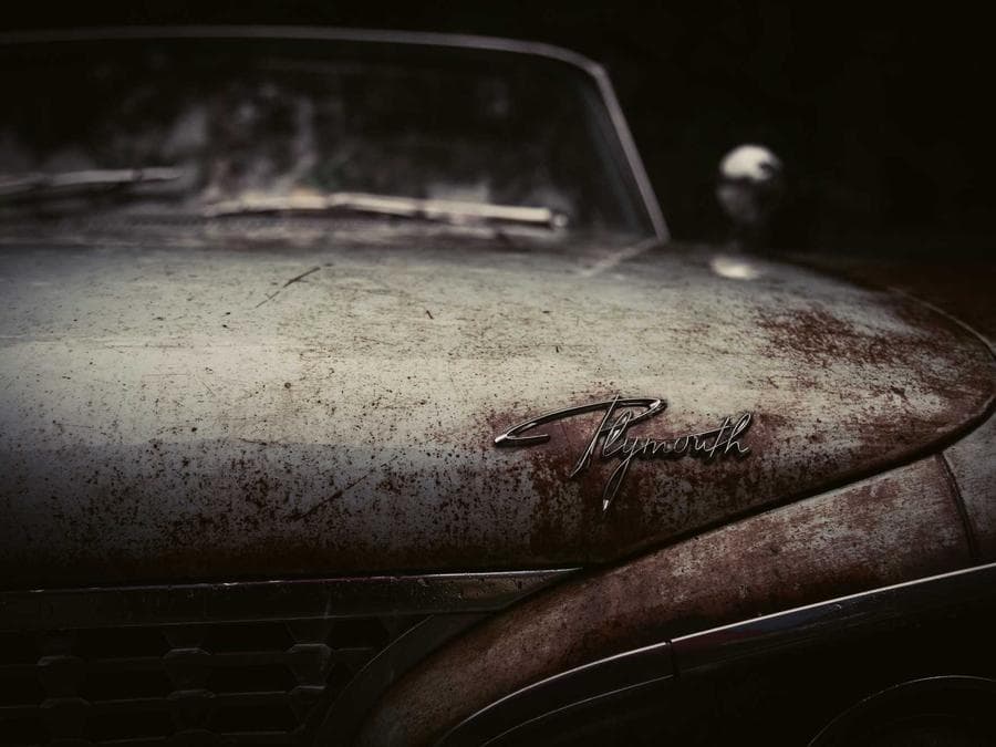 A car in the San Francisco fog